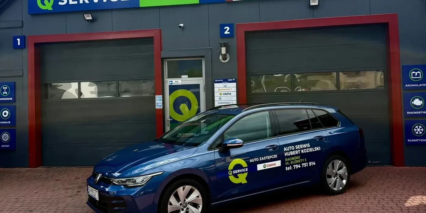 Volkswagen Golf VIII Variant w oklejeniu warsztatu przed stanowiskami serwisowymi