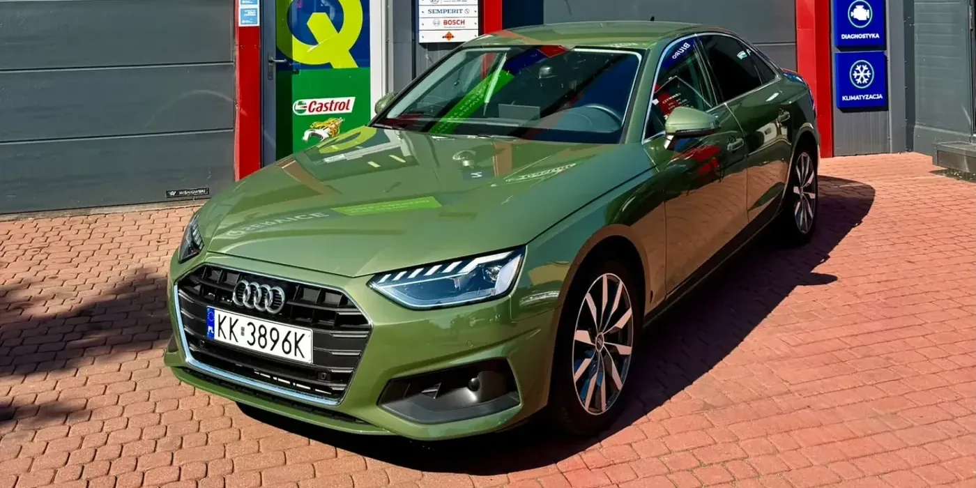 Audi A4 przed halą Q Service w Raciborzu
