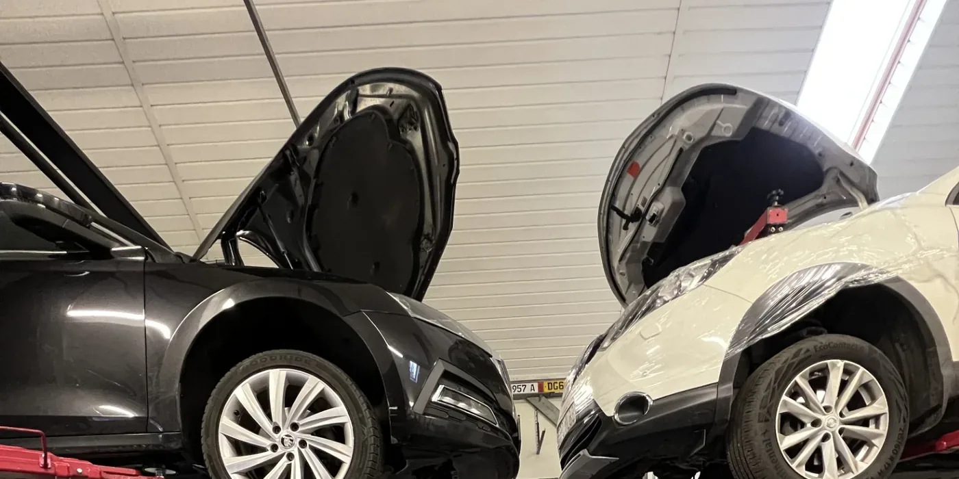 Dwa samochody na podnośnikach w hali Auto Serwis Hubert Kozielski w Raciborzu
