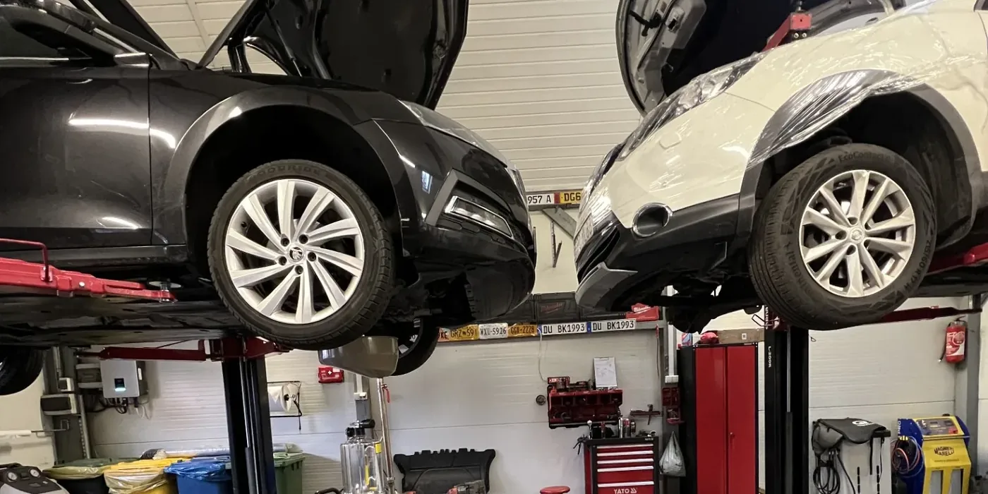 Stanowisko naprawcze w warsztacie Auto Serwis Hubert Kozielski w Raciborzu